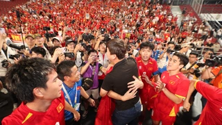 Bữa tiệc mừng chiến thắng 'siêu hoành tráng' của cổ động viên Việt Nam tại sân Rajamangala 