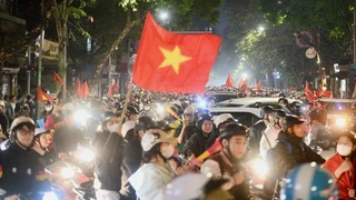 Người hâm mộ đổ ra đường ăn mừng U22 Việt Nam vô địch SEA Games 33