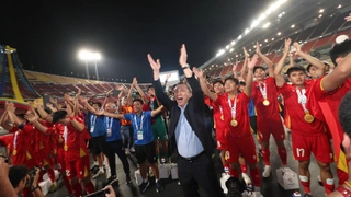 Màn nhận HCV SEA Games 33 đầy cảm xúc của thầy trò HLV Kim Sang Sik