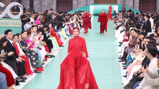 Trình diễn thời trang “Hello Cosmo From Vietnam” mở màn hành trình Hoa hậu Hoàn vũ 2025