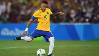 FIFA cấm kỹ thuật sút phạt đền mà Neymar nhiều lần sử dụng vì quá hiệu quả nhưng phi thể thao