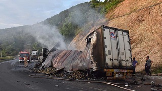 Cháy xe container trên đèo An Khê gây tắc giao thông nhiều giờ 