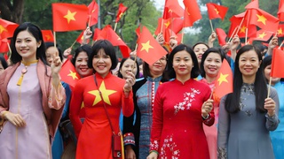 Hơn 1.000 phụ nữ diễu hành áo dài và xếp hình bản đồ Việt Nam tại Hồ Gươm