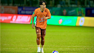 Tân binh của ĐT Việt Nam dính chấn thương, phải ngồi xe lăn vì lí do không ai ngờ