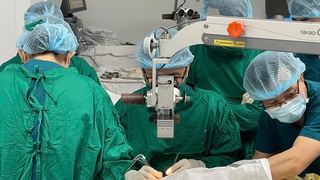 Bệnh viện Mắt Sài Gòn Đà Lạt điều trị thành công đục thủy tinh thể hai mắt cho bệnh nhân mắc hội chứng Down