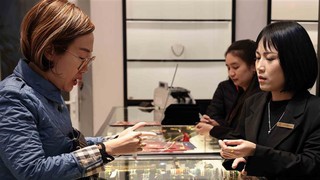 Giá vàng lập đỉnh mới, vượt 106 triệu đồng/lượng