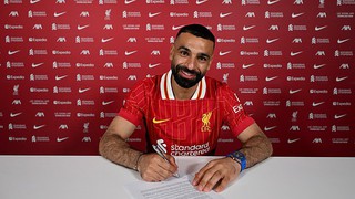 Cận cảnh chiêc đồng hồ 24 tỉ đồng Salah đeo trong ngày ký hợp đồng mới với Liverpool