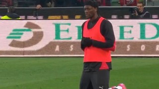 Tiền đạo AC Milan quỳ gối cầu nguyện khi đồng đội được đưa đi cấp cứu sau pha va chạm kinh hoàng