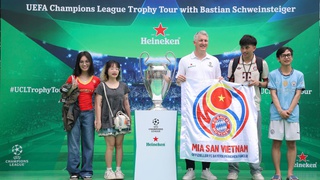 Người hâm mộ thích thú khi tận mắt chiêm ngưỡng Cúp UEFA Champions League và giao lưu cùng Bastian Schweinsteiger 