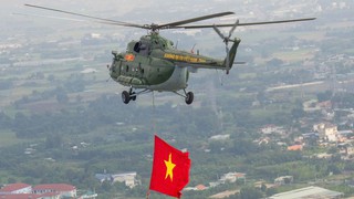 Trực thăng kéo cờ, tiêm kích nhào lộn ở trung tâm TPHCM