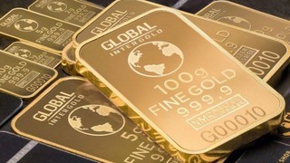 Giá vàng giảm khi lo ngại về thuế quan dịu bớt