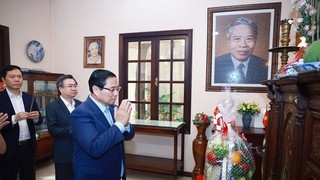 Thủ tướng Phạm Minh Chính dâng hương Chủ tịch Hội đồng Bộ trưởng Phạm Hùng và Thủ tướng Võ Văn Kiệt