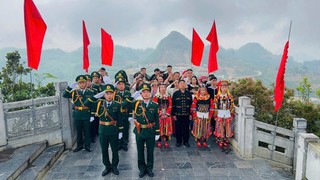 Lễ thượng cờ tại Cột cờ Quốc gia Lũng Cú trong Ngày thống nhất đất nước