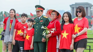 Ngày đầu tiên của kỳ nghỉ lễ, người dân thủ đô tập trung vui chơi tại nơi công cộng