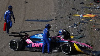 Tay đua F1 gặp tai nạn nghiêm trọng tại chặng đua thử Grand Prix Nhật Bản, cháy ven đường gây hỗn loạn