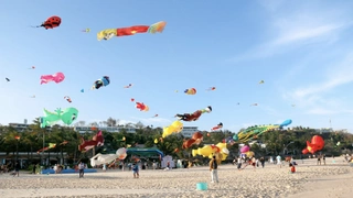 Biển Phan Thiết đông nghịt người dân và du khách