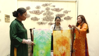 Người trẻ tiếp nối di sản truyền thống - nghề dệt lụa bằng kỹ thuật hiện đại