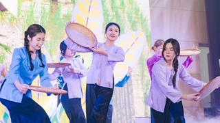 Sinh viên Hà Nội dựng vũ kịch "Hạt gạo làng ta" khiến nhà thơ Trần Đăng Khoa bất ngờ