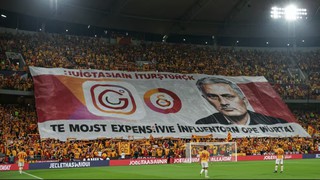 Mourinho bị CĐV đối thủ chế nhạo trong ngay vuột chức vô địch 