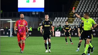 Thủ môn vô địch World Cup và EURO khép lại sự nghiệp với thẻ đỏ ở trận cuối cùng