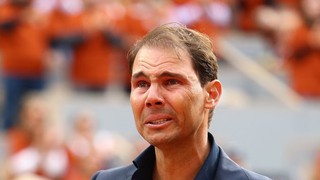 Khoảnh khắc Nadal bật khóc trong lễ tri ân tại Paris