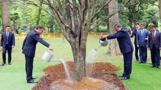 Tổng Bí thư Tô Lâm và Tổng thống Pháp thăm Khu di tích Chủ tịch Hồ Chí Minh
