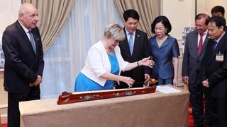 Chủ tịch nước và Tổng thống Hungary khai mạc trưng bày ảnh của nhiếp ảnh gia Hungary về Việt Nam xưa