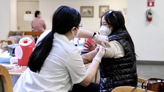 CDC Mỹ bỏ khuyến cáo tiêm vaccine ngừa COVID-19 với trẻ em và thai phụ khỏe mạnh