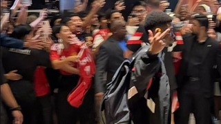 Amad Diallo có cử chỉ khiếm nhã với CĐV trong chuyến du đấu châu Á