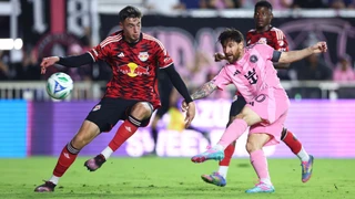 Messi ghi bàn đẹp như mơ, lập kỷ lục ở tuổi 37