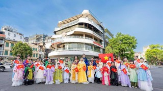 "Hoa tháng Năm" tôn vinh trang phục Việt và kết nối yêu thương