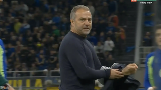 Hansi Flick bức xúc nói về trọng tài, nổi giận khi Inter được hưởng penalty