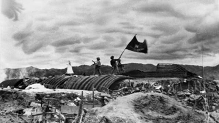 “Chín năm làm một Điện Biên, nên vành hoa đỏ, nên thiên sử vàng”
