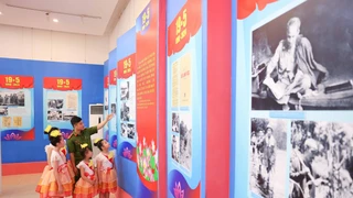 Triển lãm “Hồ Chí Minh đẹp nhất tên Người” tại Nghệ An