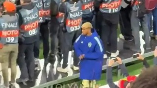 Yamal bị chỉ trích vì hành động trong lúc 'ông chú' Ronaldo nâng cúp cùng ĐT Bồ Đào Nha