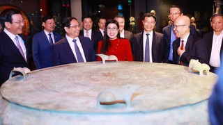 Thủ tướng tham quan Bảo tàng Quai Branly tại Thủ đô Paris, Pháp