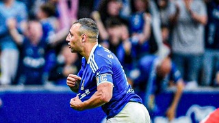 Cựu sao Arsenal lập siêu phẩm đá phạt ở tuổi 40, đưa đội bóng thời thơ ấu vào chung kết play-off thăng hạng La Liga