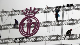 Tháo dỡ thiết bị âm thanh, ánh sáng trên sân khấu Chung kết Hoa hậu Việt Nam 2024 tại Huế do mưa lớn