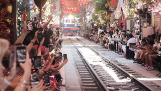 Hàng trăm du khách vẫn đến "phố cà phê đường tàu" Hà Nội dù bị cấm