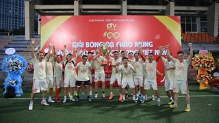 HLV Polking rực sáng ở giải bóng đá PTV Cup chào mừng 100 năm báo chí Cách mạng Việt Nam