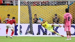 Tiền đạo bị phạt vì đá hỏng phạt đền trước đội bóng của Messi
