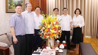 Đồng chí Nguyễn Trọng Nghĩa thăm và chúc mừng các nhà báo lão thành