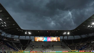 Một trận đấu tại FIFA Club World Cup 2025 bị hoãn giữa chừng do mưa bão