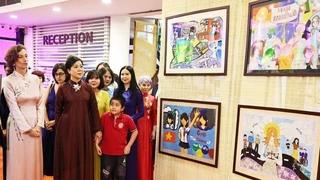 Phu nhân Tổng Bí thư Tô Lâm và Tổng Giám đốc UNESCO Audrey Azoulay dự Triển lãm "Chúng tôi CÓ THỂ"