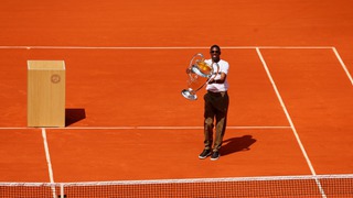 Sao PSG khoe cúp bạc Champions League trên sân đấu Roland Garros