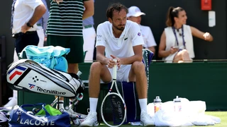 Wimbledon 2025 ngày mở màn: Medvedev bị loại sớm, Tsitsipas bỏ cuộc, tay vợt gốc Việt thẳng tiến