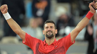 Ngược dòng hạ Zverev, Djokovic đối đầu Sinner ở bán kết Roland Garros 2025