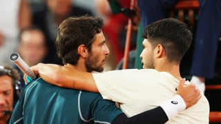 Ngược dòng trước Musetti nhờ bản lĩnh và may mắn, Alcaraz lọt vào chung kết Roland Garros 2025