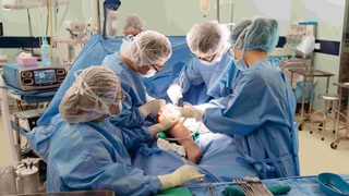 Vinmec lần đầu thay toàn bộ xương đùi cho bệnh nhi ung thư nhỏ tuổi nhất thế giới