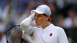 Sinner suýt bị 'vật thể lạ' từ khán giả ném trúng ở chung kết Wimbledon